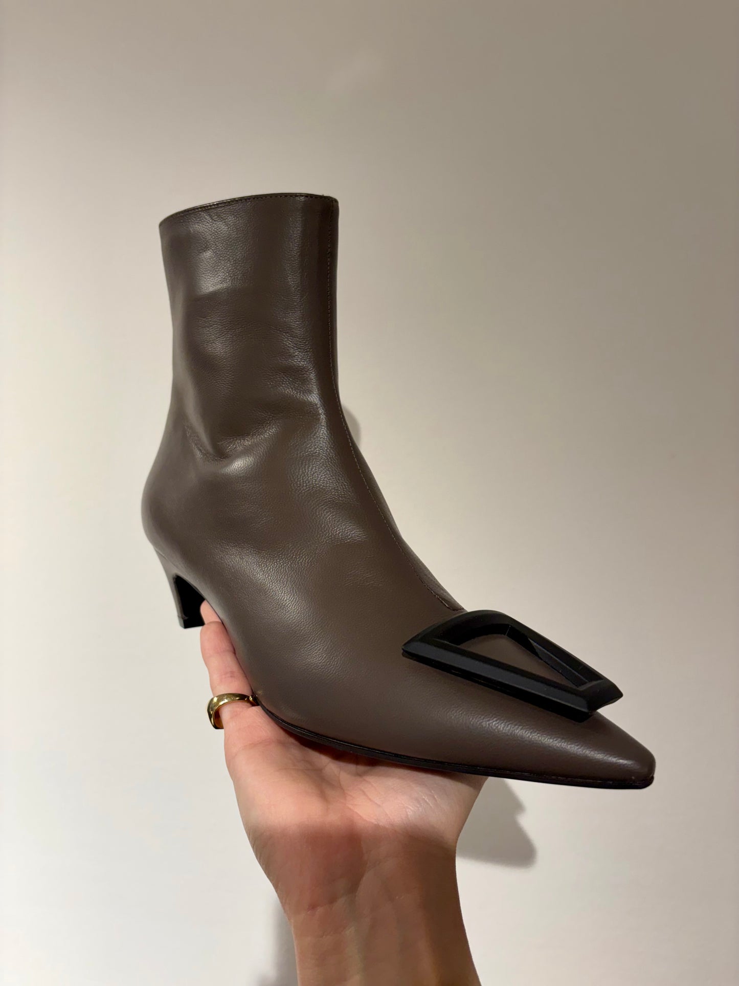 Stivaletto con dettaglio geometrico