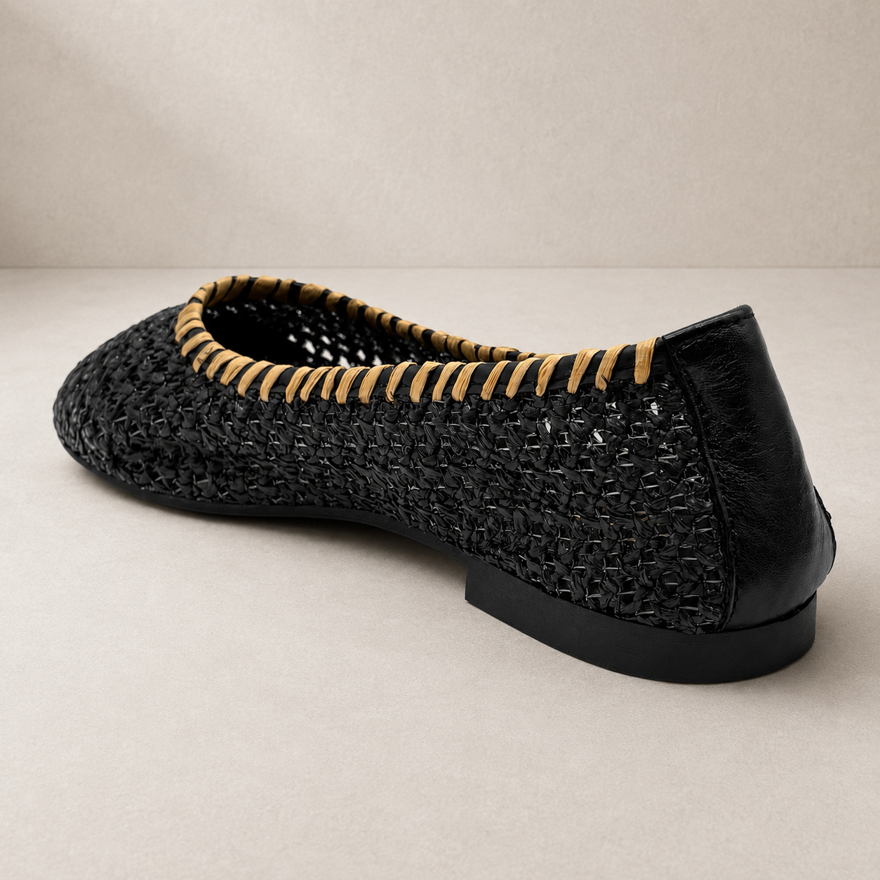 Ballerina nera con bordo dorato