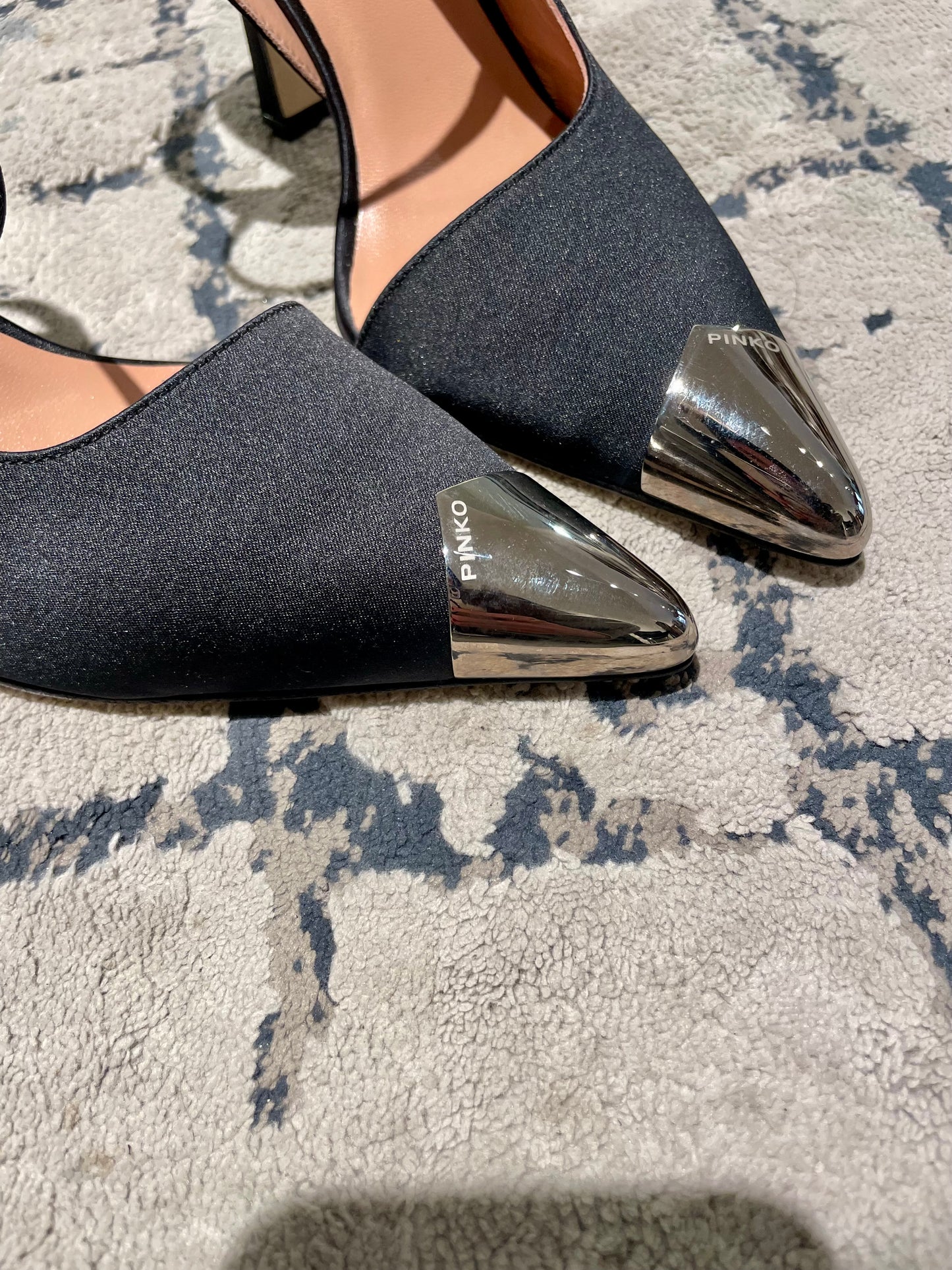 Sling back con cinturino