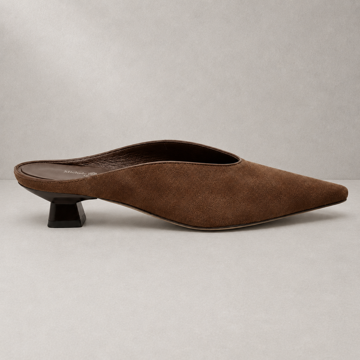 Mules in Pelle con Punta Affusolata e Scollo a V