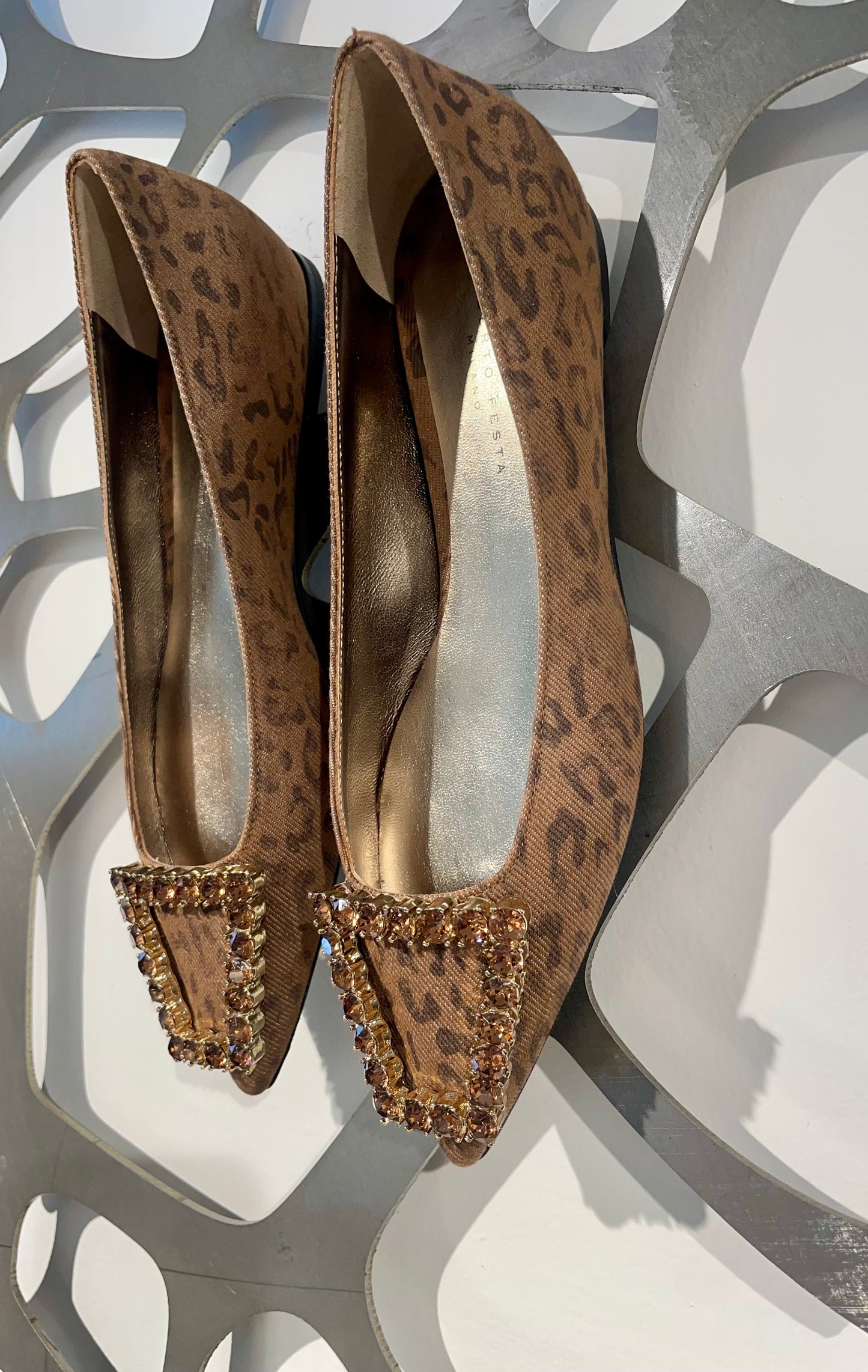 Ballerina in jeans leopardato con accessorio