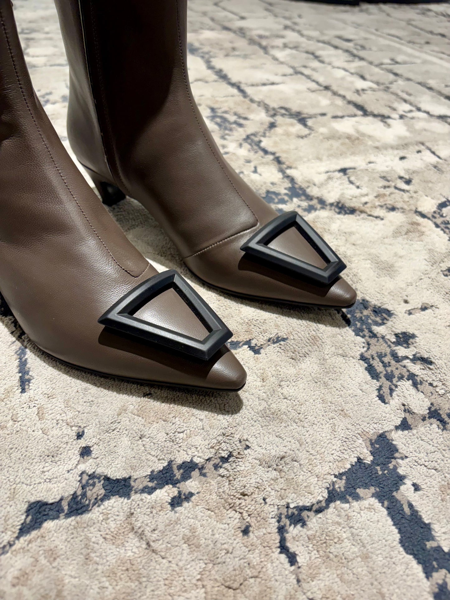 Stivaletto con dettaglio geometrico