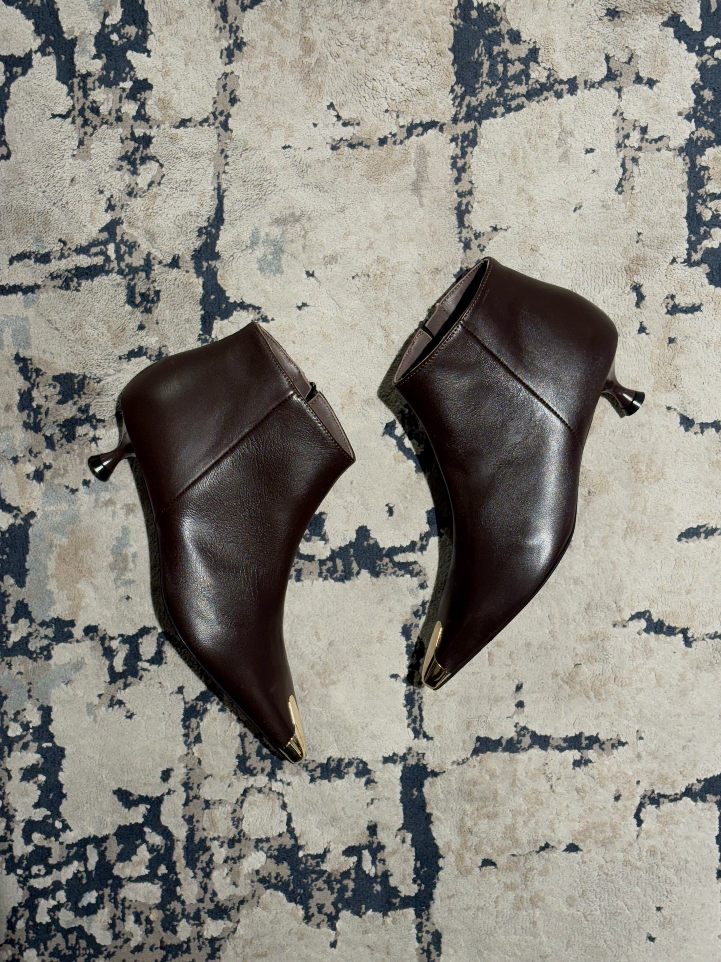 Stivaletto in nappa con dettaglio dorato