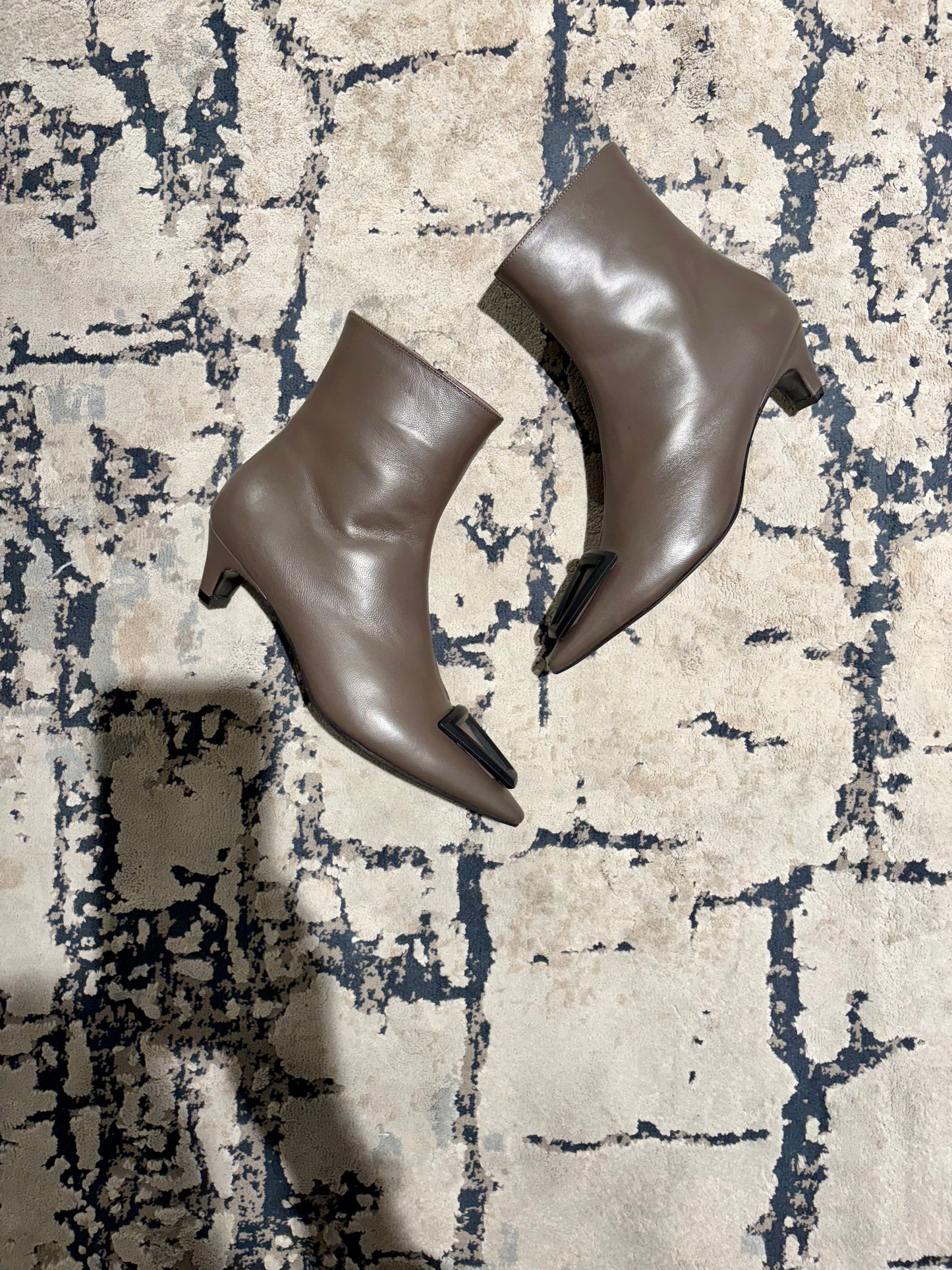 Stivaletto con dettaglio geometrico