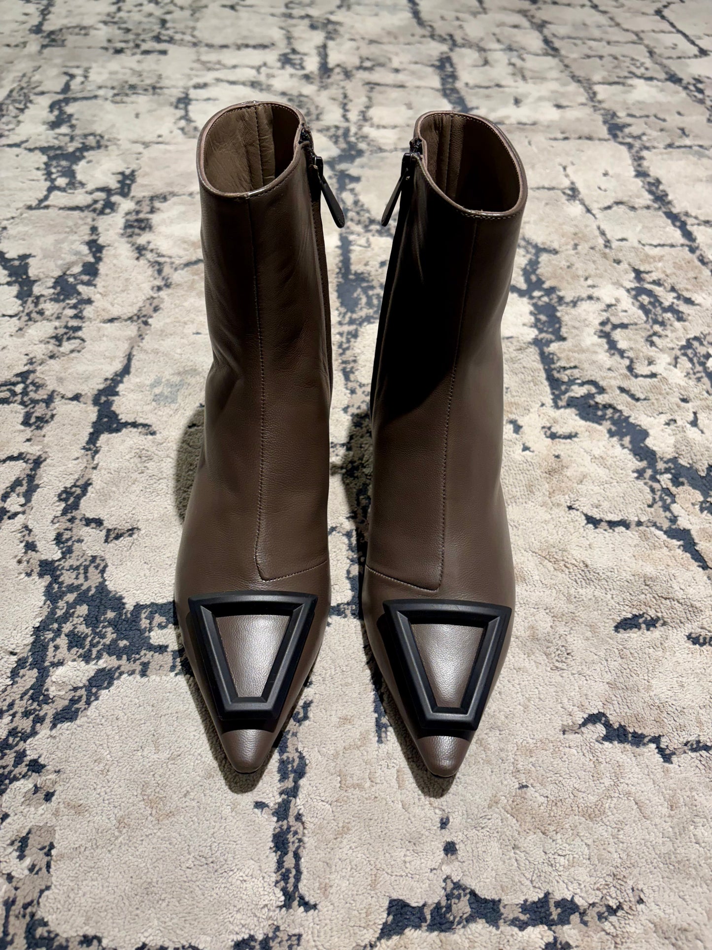 Stivaletto con dettaglio geometrico