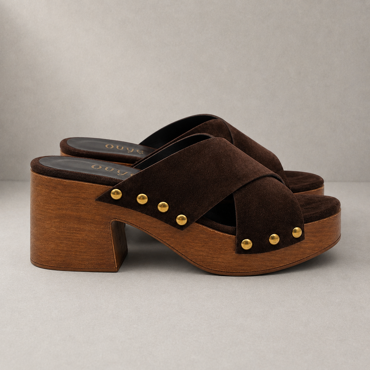 Zoccolo in Suede con Fasce Incrociate e Tacco in Legno
