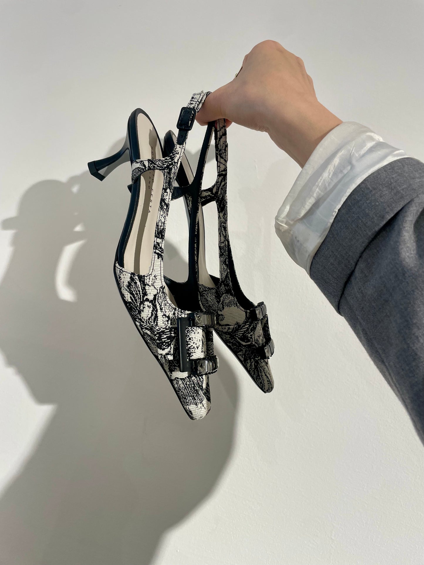 Slingback in tessuto jacquard con accessorio