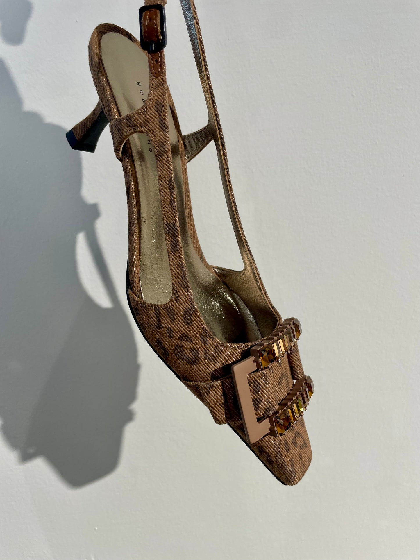 Slingback in jeans leopard con accessorio