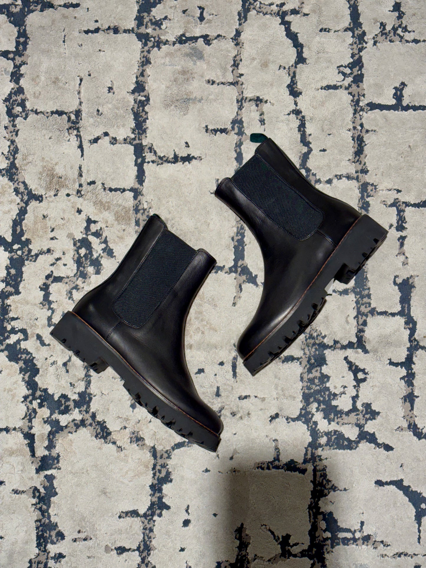 Stivaletto Chelsea neri con suola carrarmato