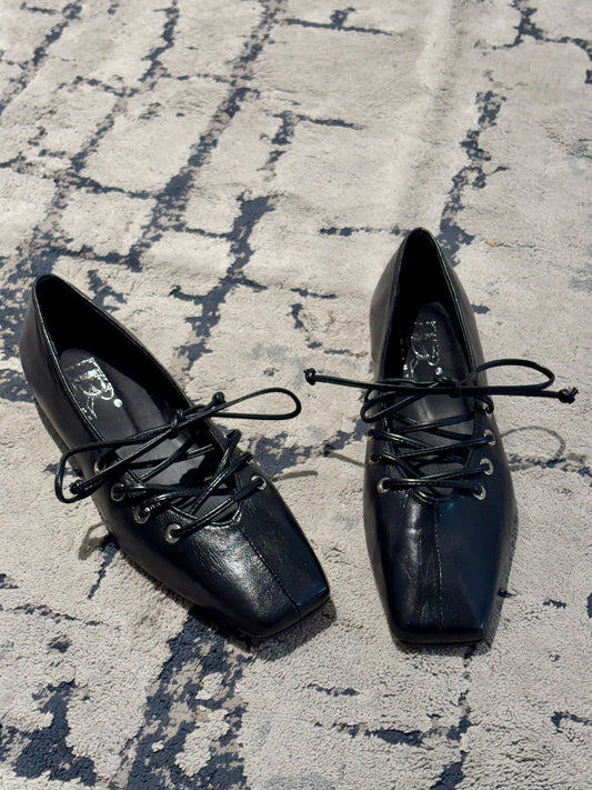 Ballerina stringata con punta squadrata