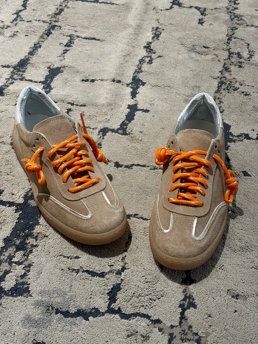 Sneakers in suede sabbia con lacci e profili a contrasto