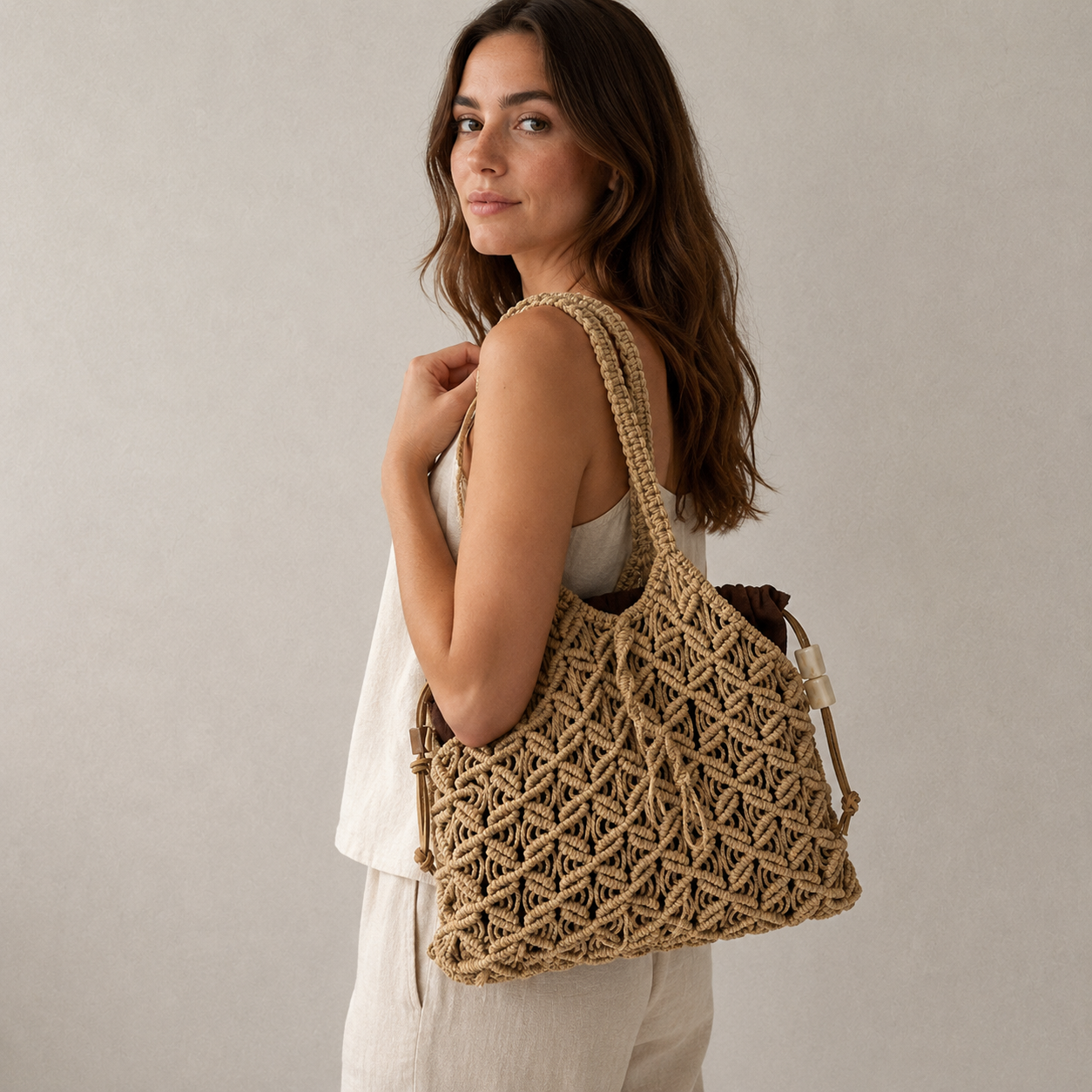 Borsa intrecciata con dettaglio gioiello