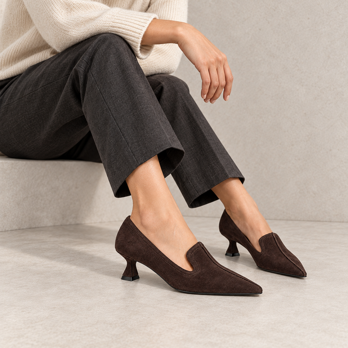 Décolleté in suede con tacco sagomato