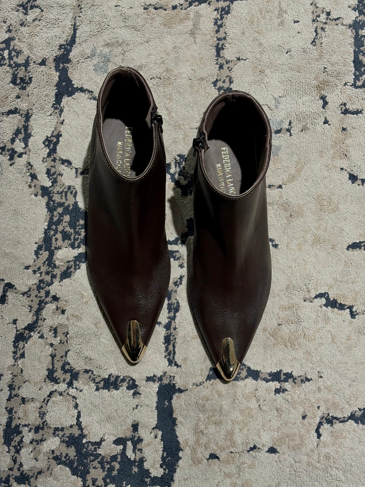 Stivaletto in nappa con dettaglio dorato