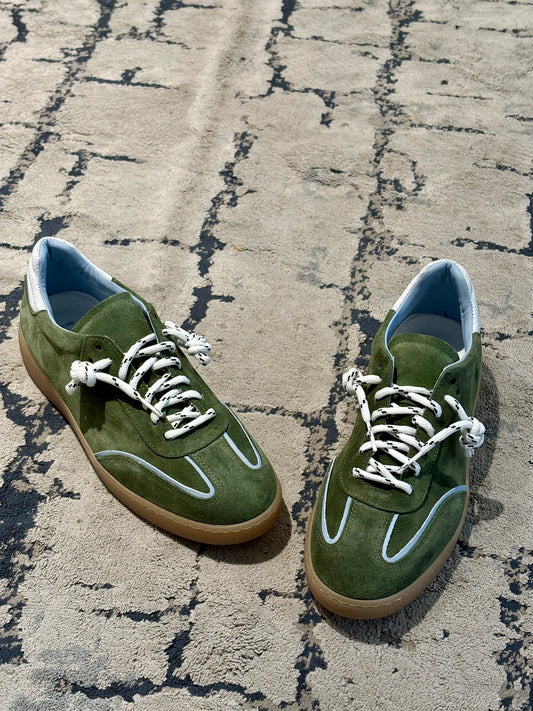 Sneakers in suede verde oliva con profili a contrasto
