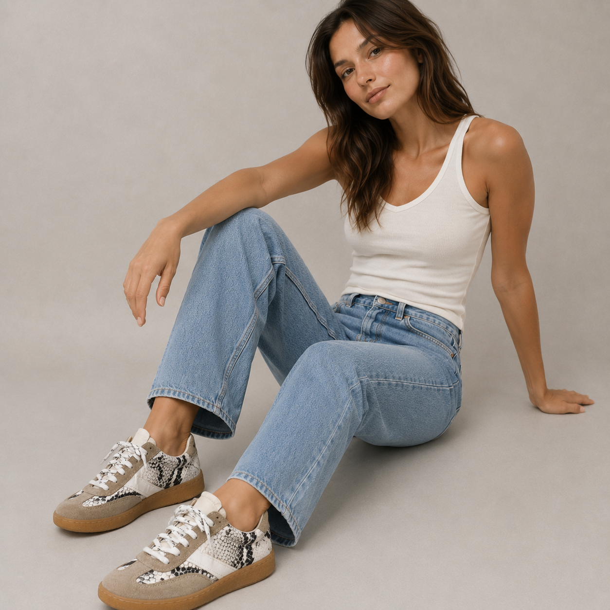 Sneakers in Suede con Profili a Contrasto
