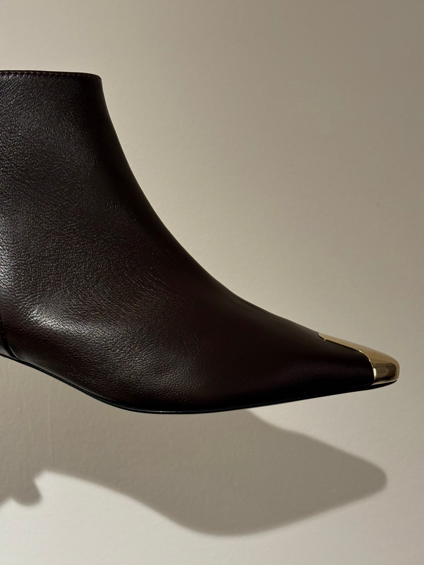 Stivaletto in nappa con dettaglio dorato