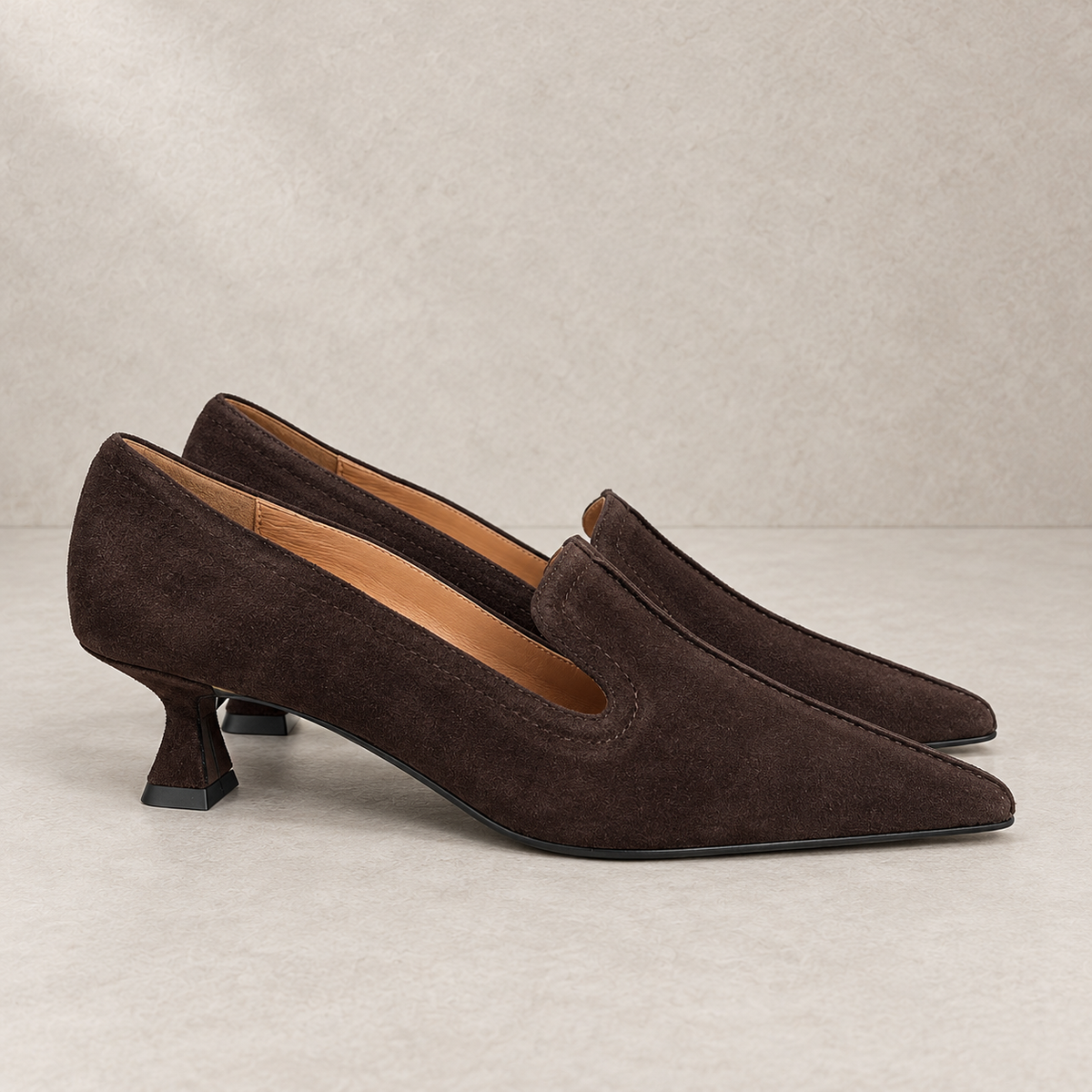 Décolleté in suede con tacco sagomato