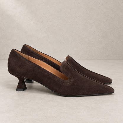 Décolleté in suede con tacco sagomato