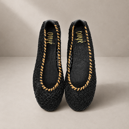 Ballerina nera con bordo dorato