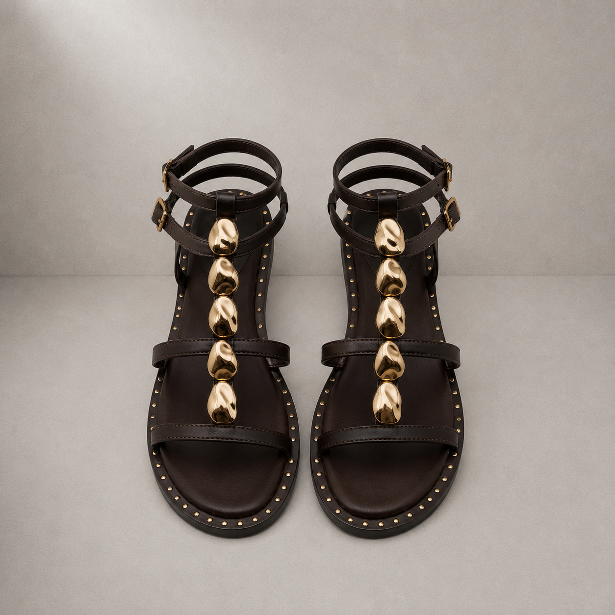Sandalo Gladiator in Pelle con Pietre Dorate e Borchie