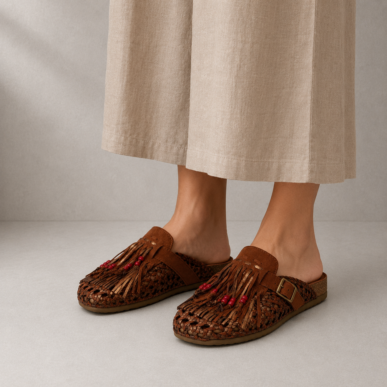 Sabot in Pelle Intrecciata con Frange e Perline