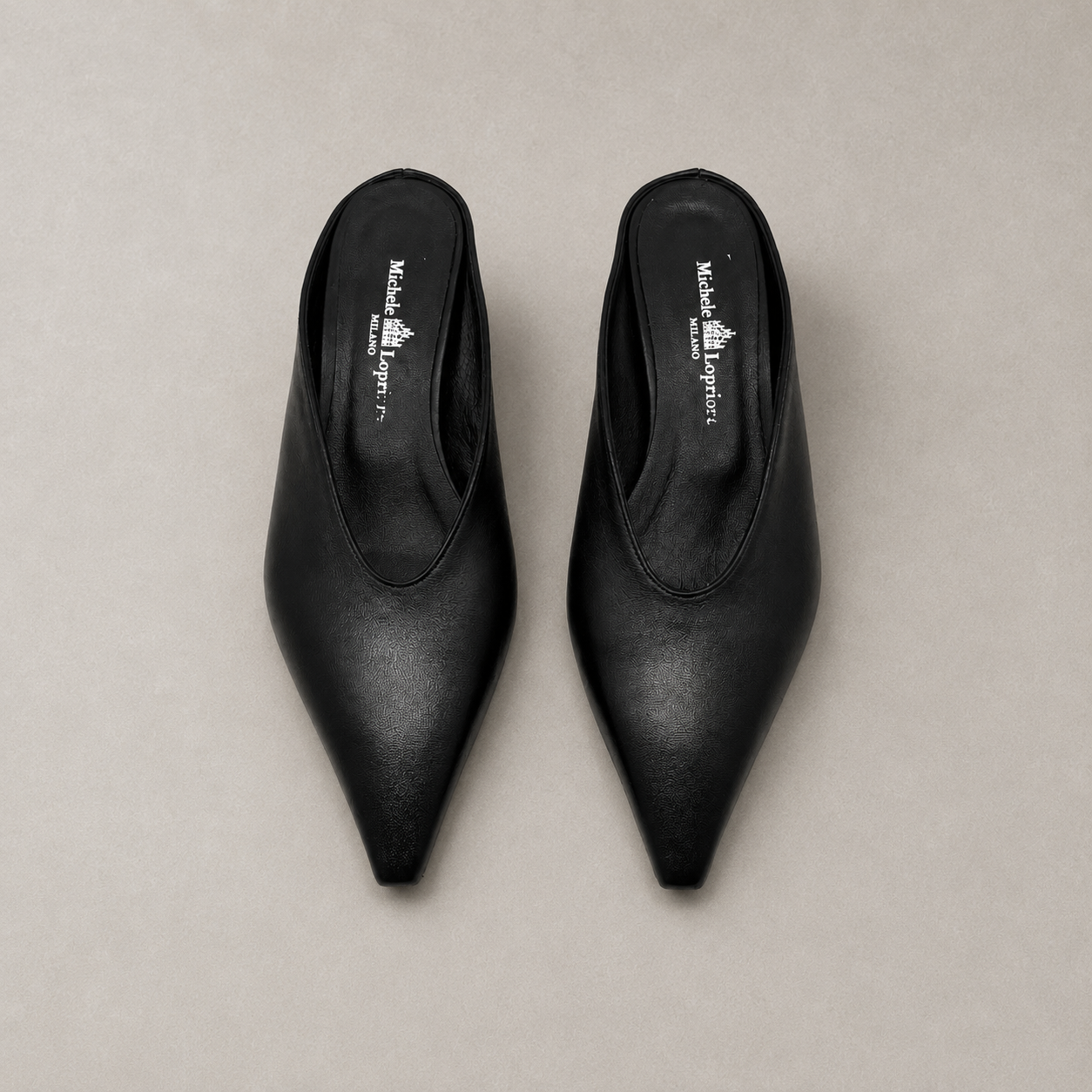 Mules in Pelle con Punta Affusolata e Scollo a V