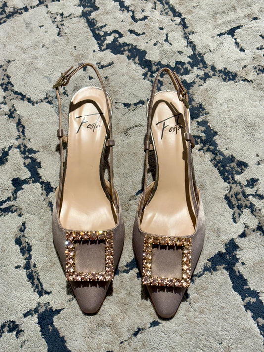 Slingback in raso con dettaglio