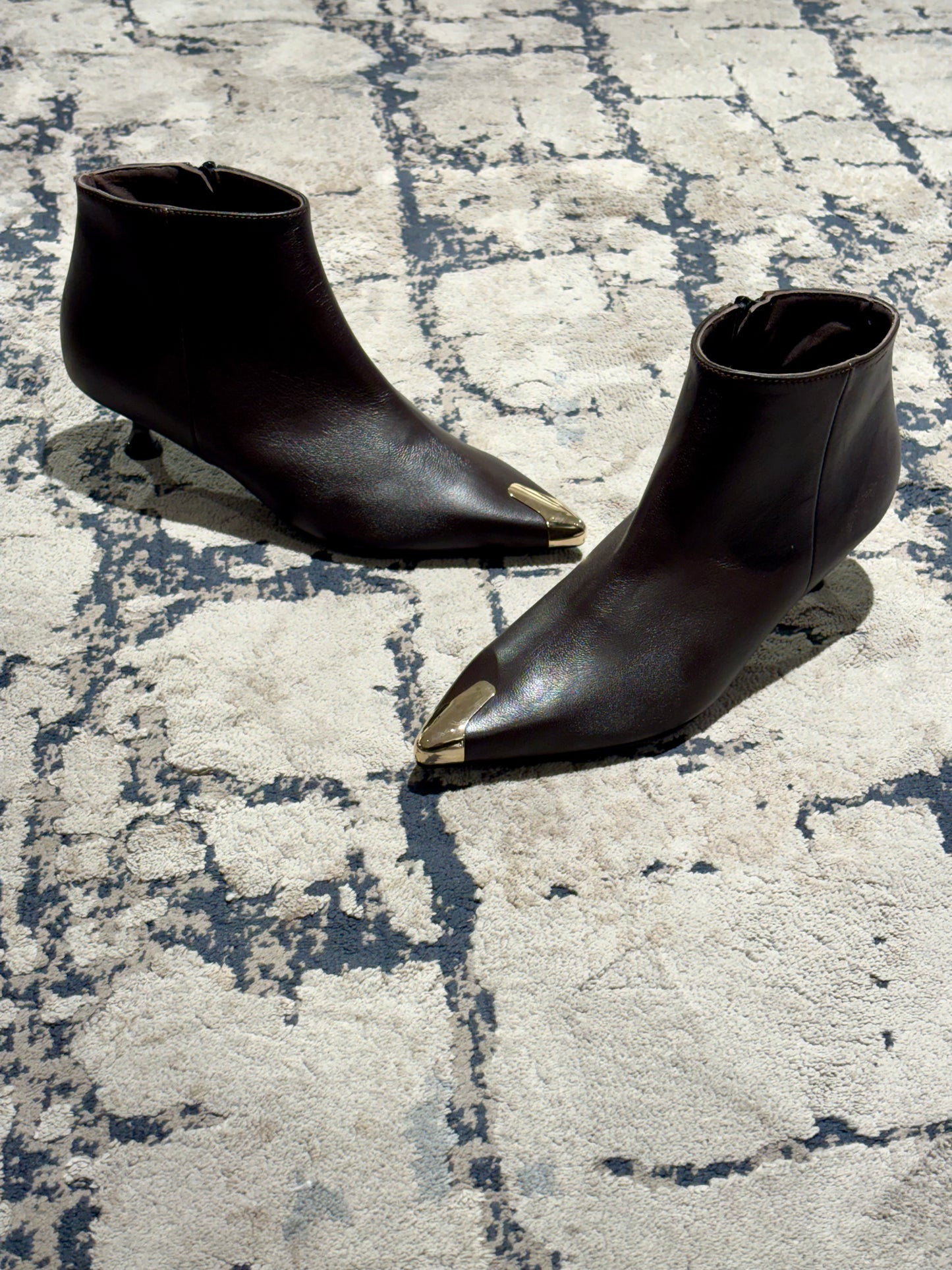 Stivaletto in nappa con dettaglio dorato