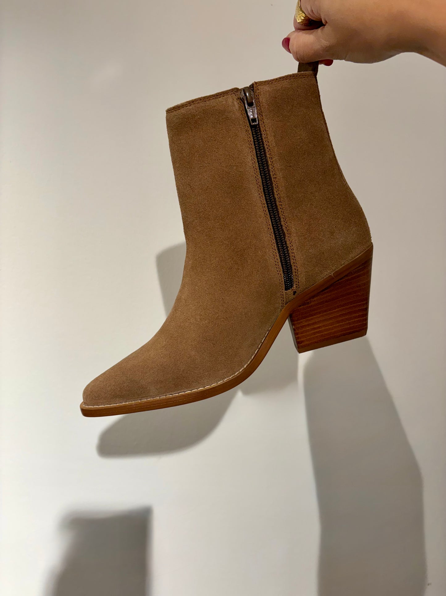 Stivaletti texani in camoscio beige