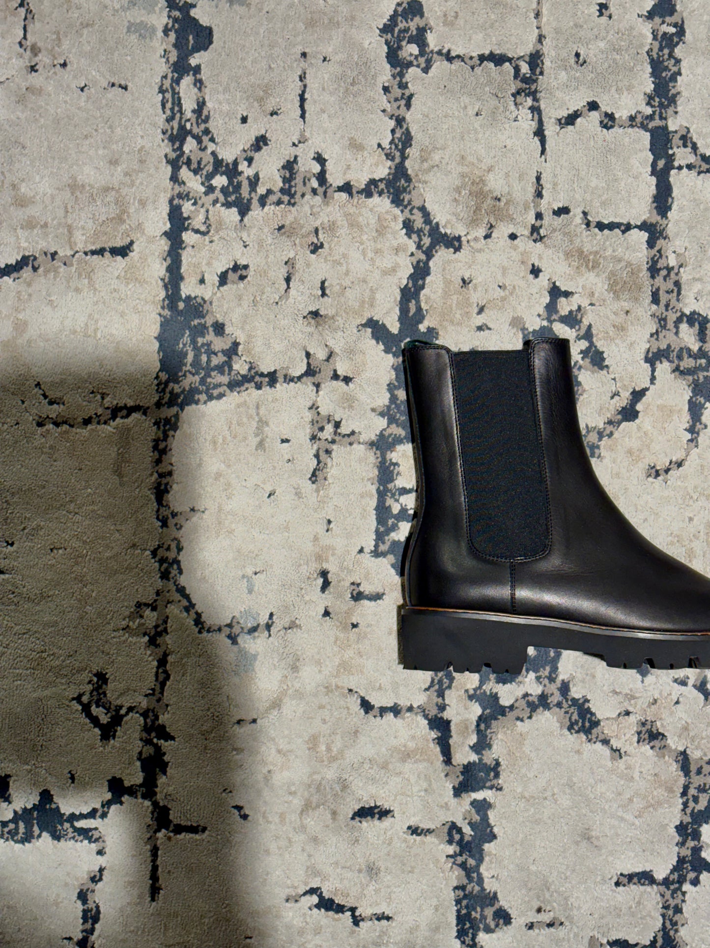 Stivaletto Chelsea neri con suola carrarmato