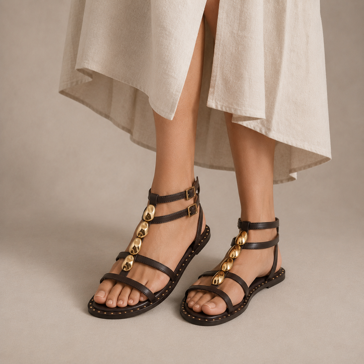 Sandalo Gladiator in Pelle con Pietre Dorate e Borchie