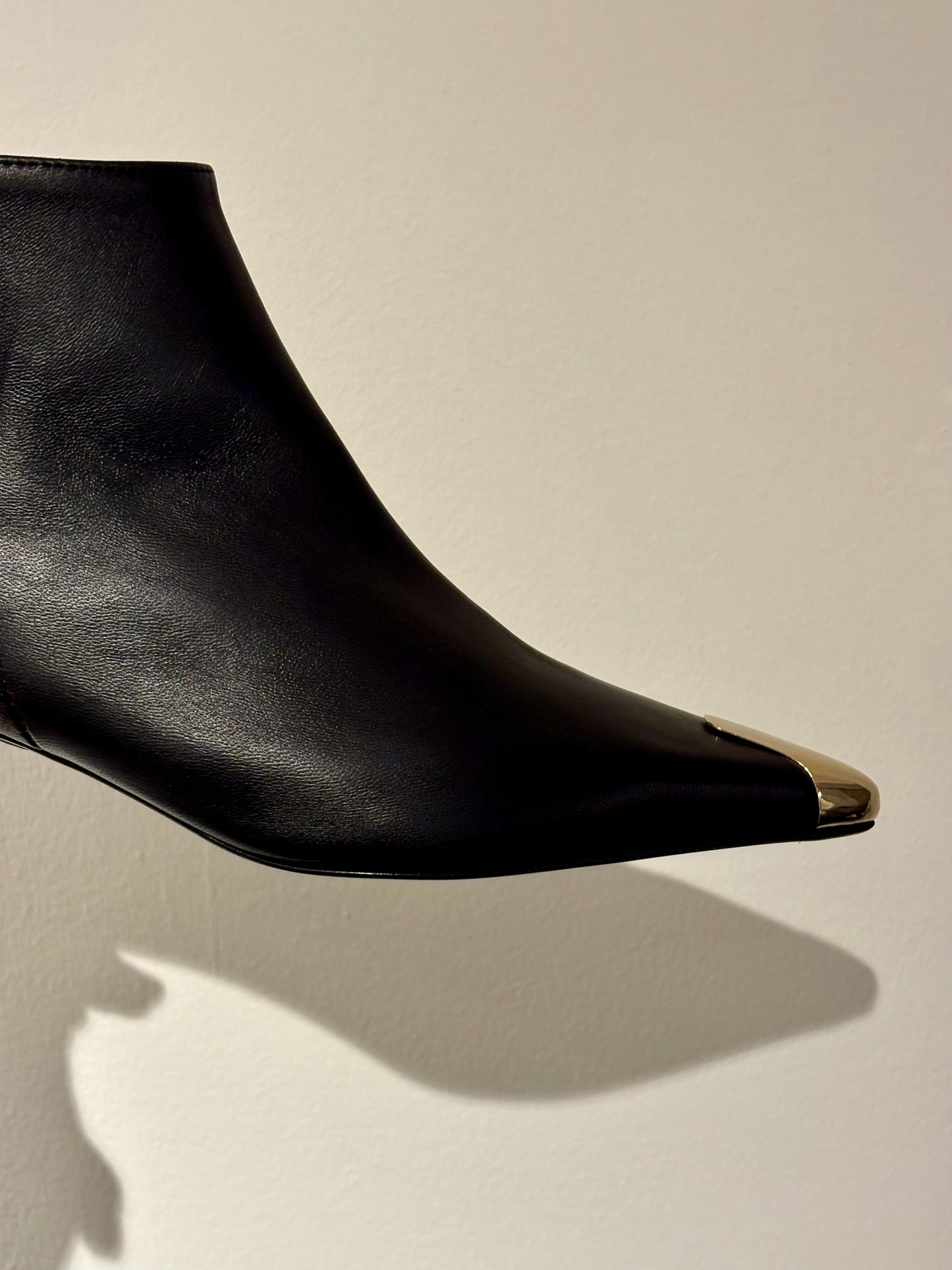 Stivaletto in nappa con dettaglio dorato