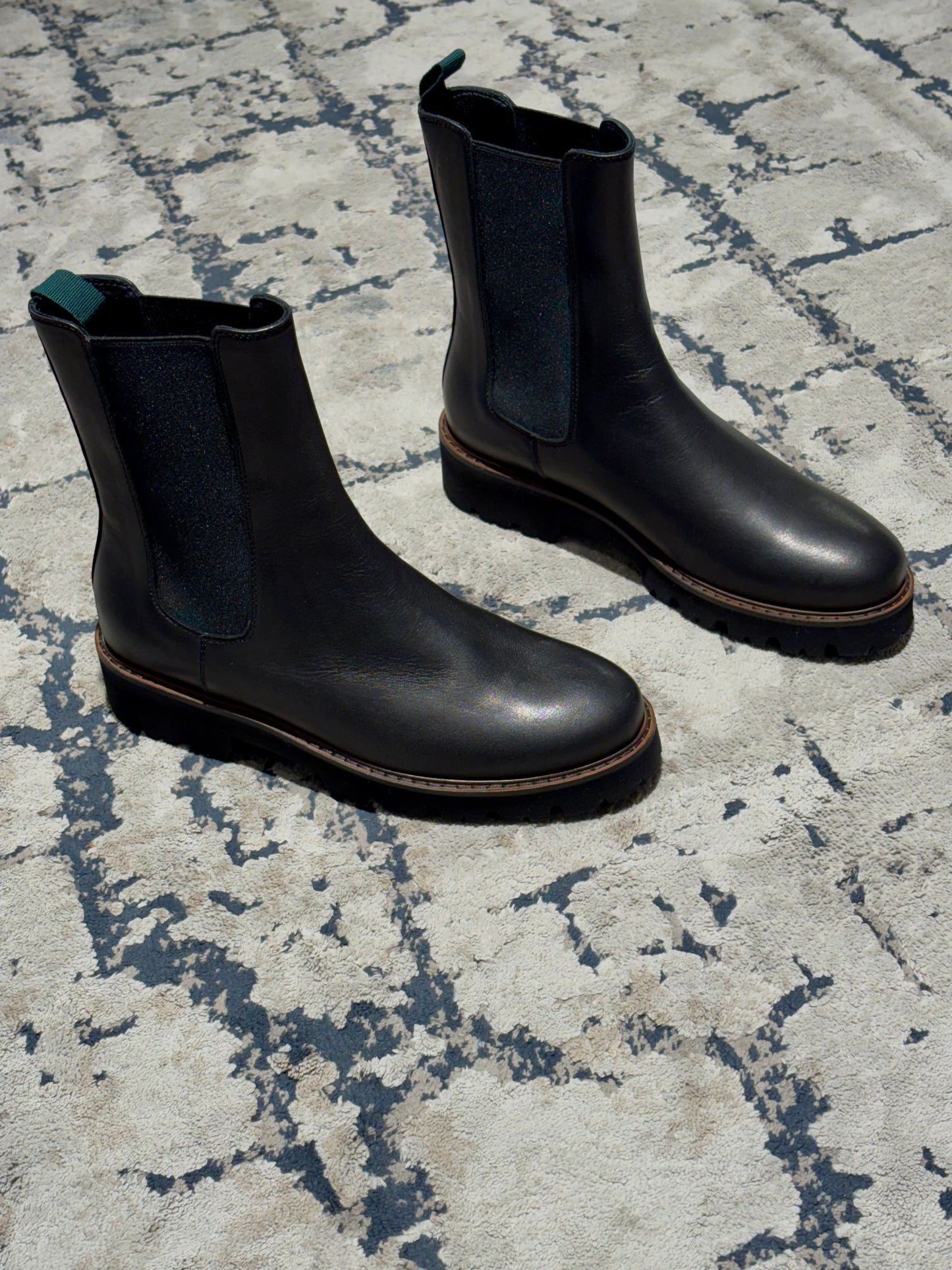 Stivaletto Chelsea neri con suola carrarmato