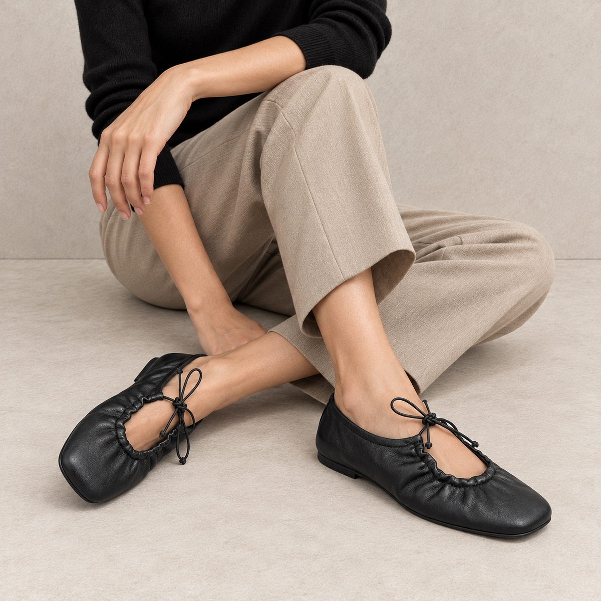 Ballerina in pelle nera con arricciatura e lacci