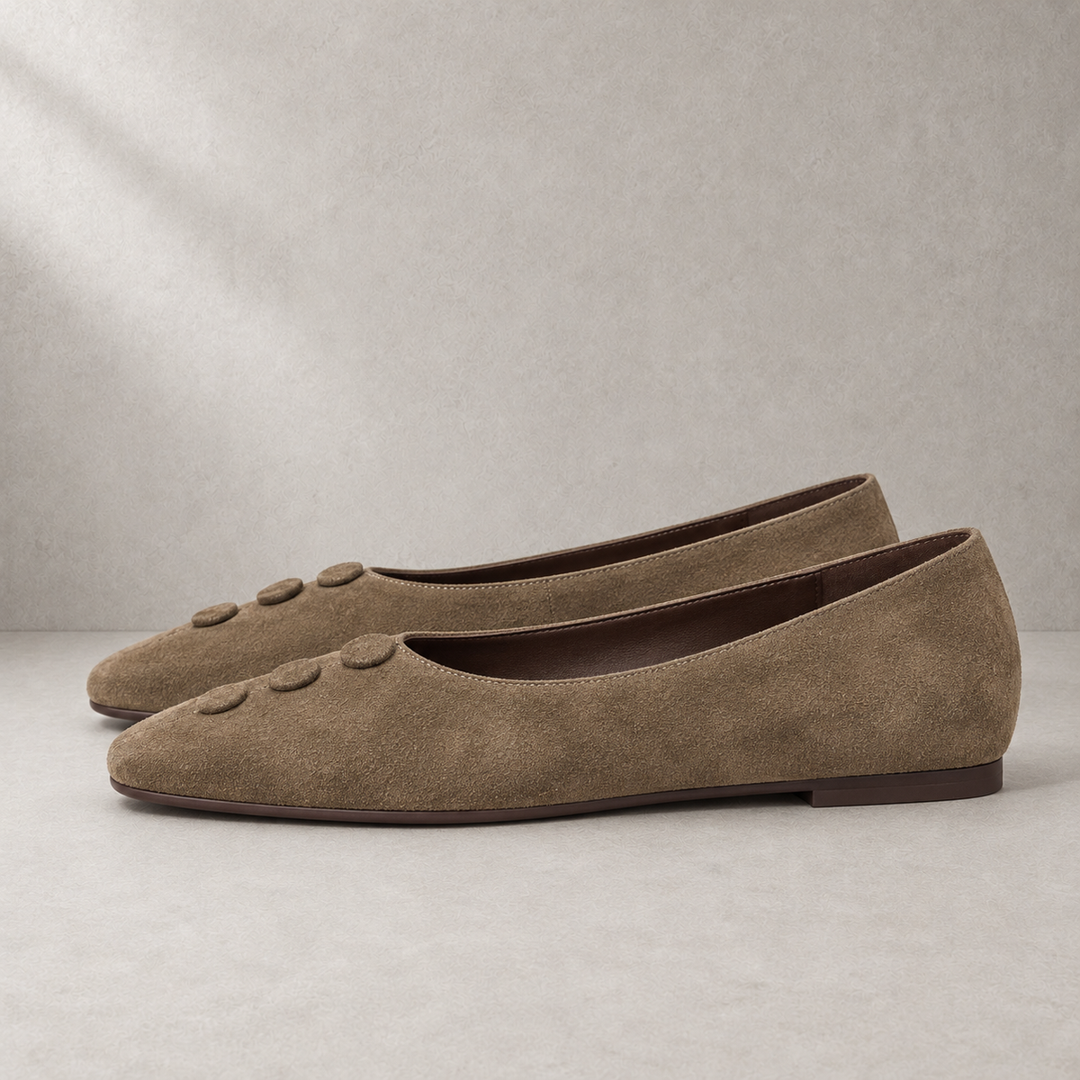 Ballerine in pelle scamosciata taupe con bottoni