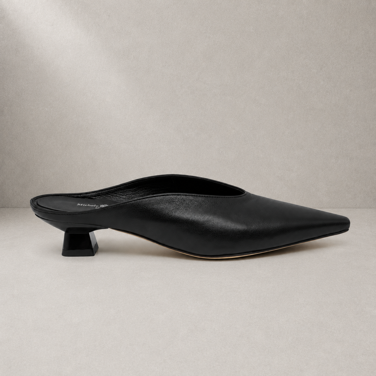Mules in Pelle con Punta Affusolata e Scollo a V