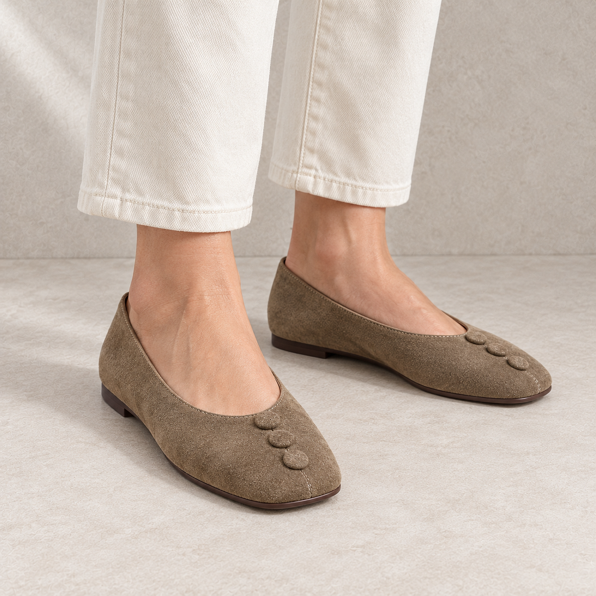 Ballerine in pelle scamosciata taupe con bottoni