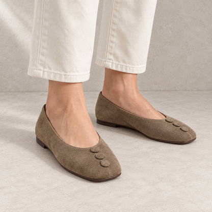 Ballerine in pelle scamosciata taupe con bottoni