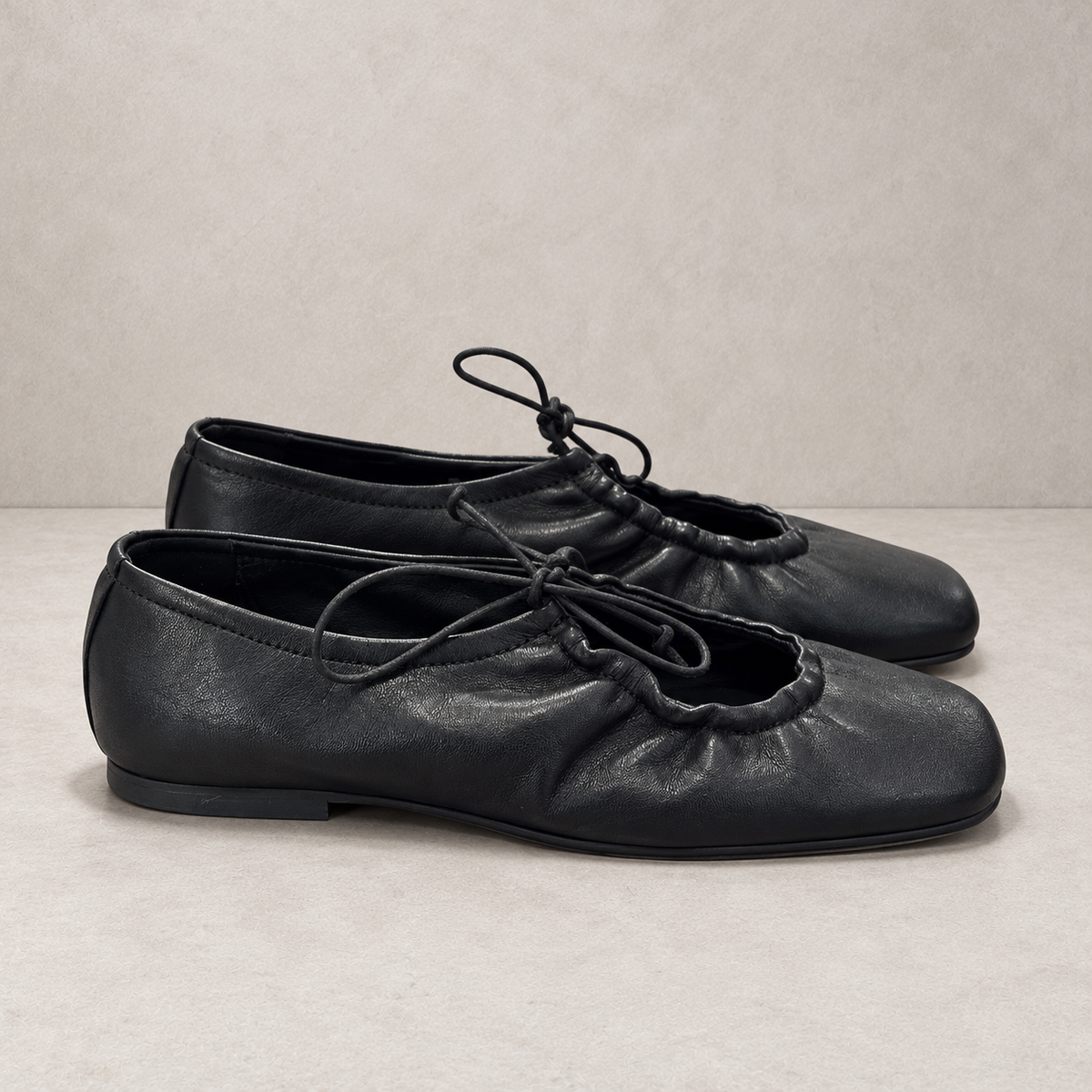 Ballerina in pelle nera con arricciatura e lacci