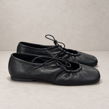 Ballerina in pelle nera con arricciatura e lacci