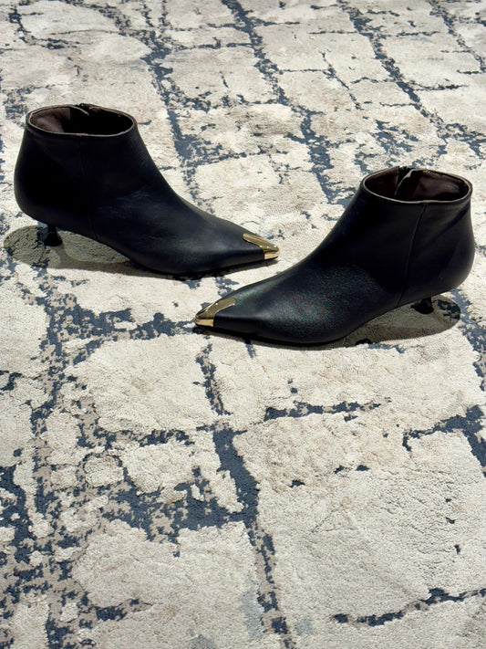 Stivaletto in nappa con dettaglio dorato