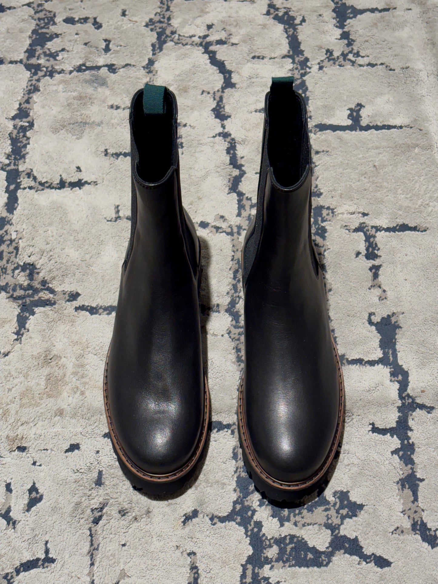 Stivaletto Chelsea neri con suola carrarmato