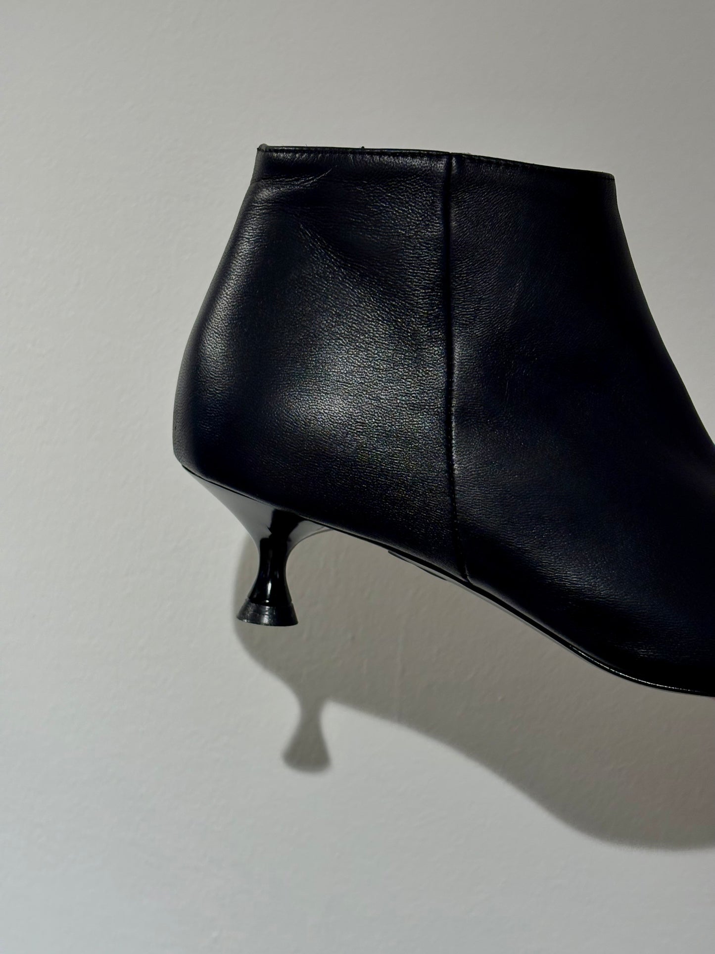 Stivaletto in nappa con dettaglio dorato