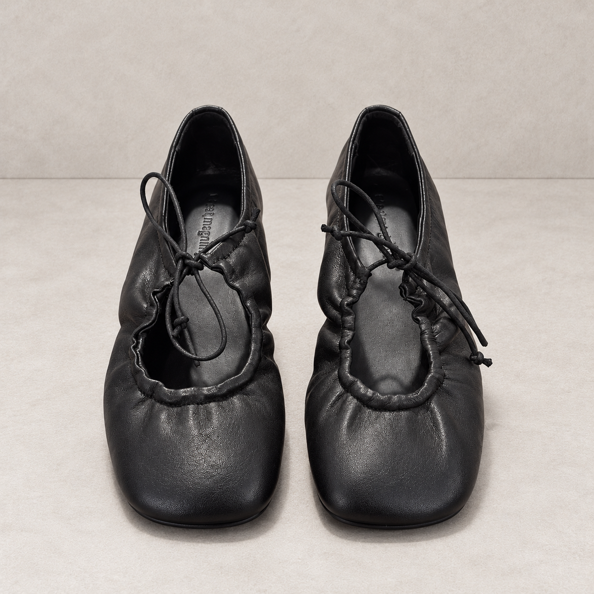 Ballerina in pelle nera con arricciatura e lacci