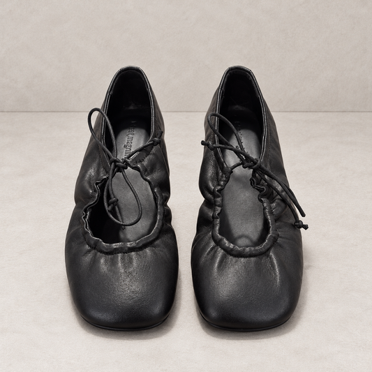 Ballerina in pelle nera con arricciatura e lacci