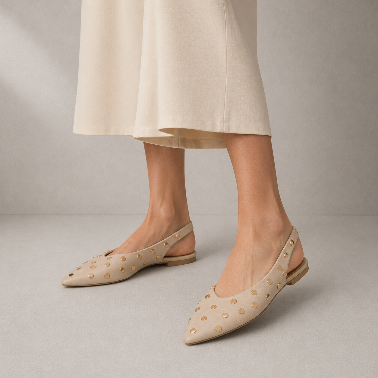 Slingback Beige con Borchie Oro
