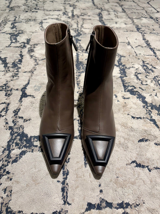 Stivaletto con dettaglio geometrico