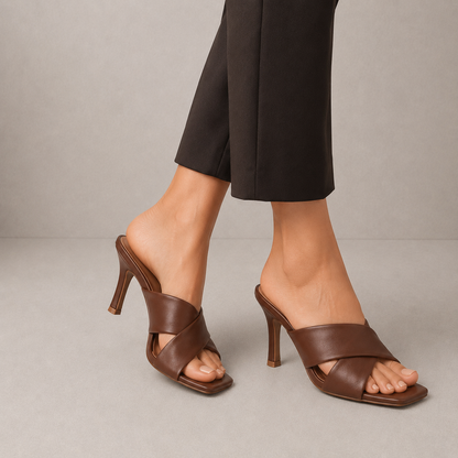 Mules in Pelle con Fasce Incrociate e Punta Quadrata