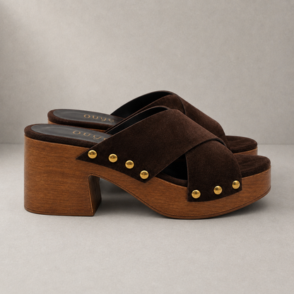 Zoccolo in Suede con Fasce Incrociate e Tacco in Legno